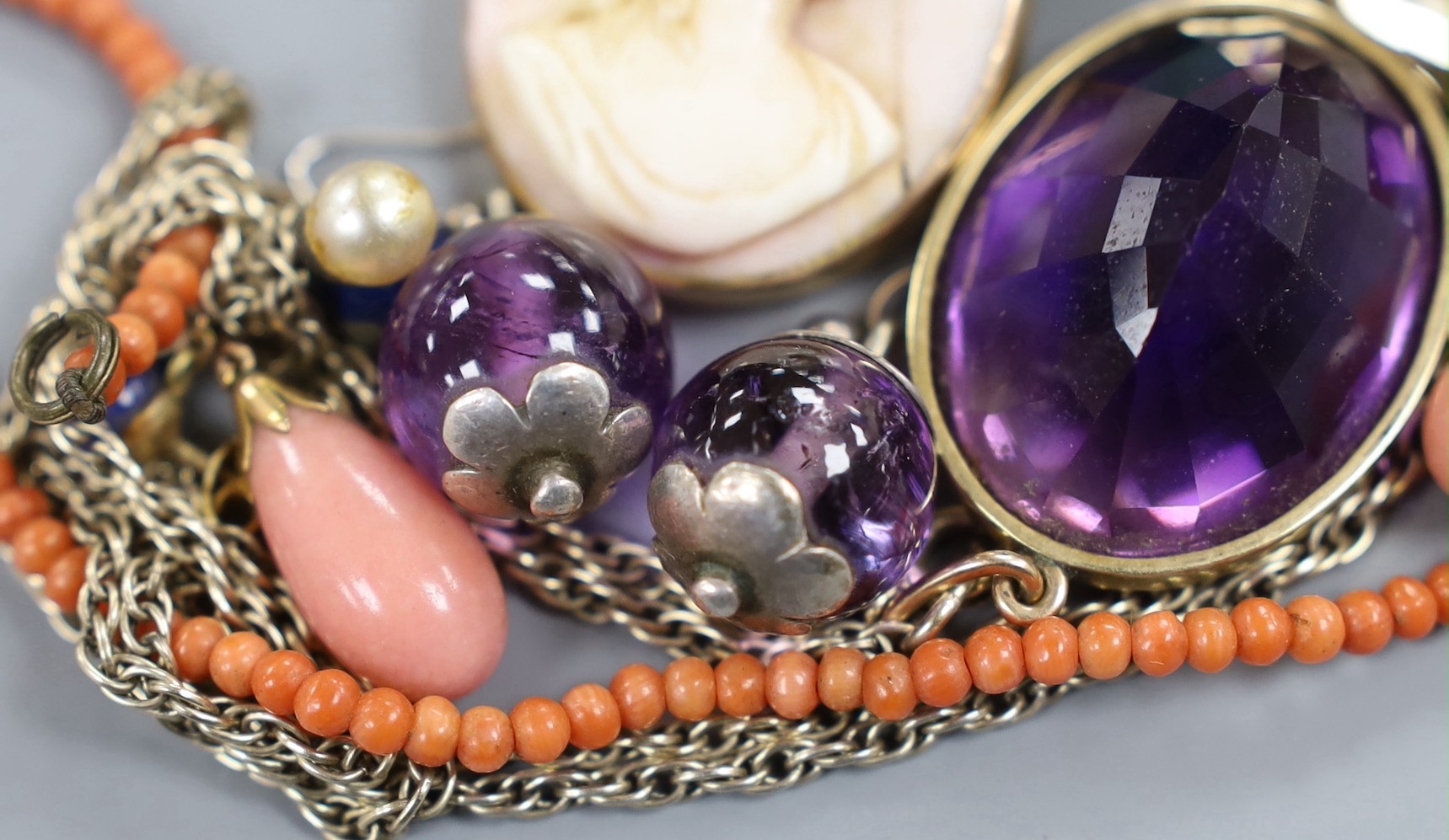 A group of mixed jewellery to include a yellow metal mounted amethyst pendant, a small coral bead necklace, ear studs, unmounted quartz and a 9ct mounted cameo brooch.